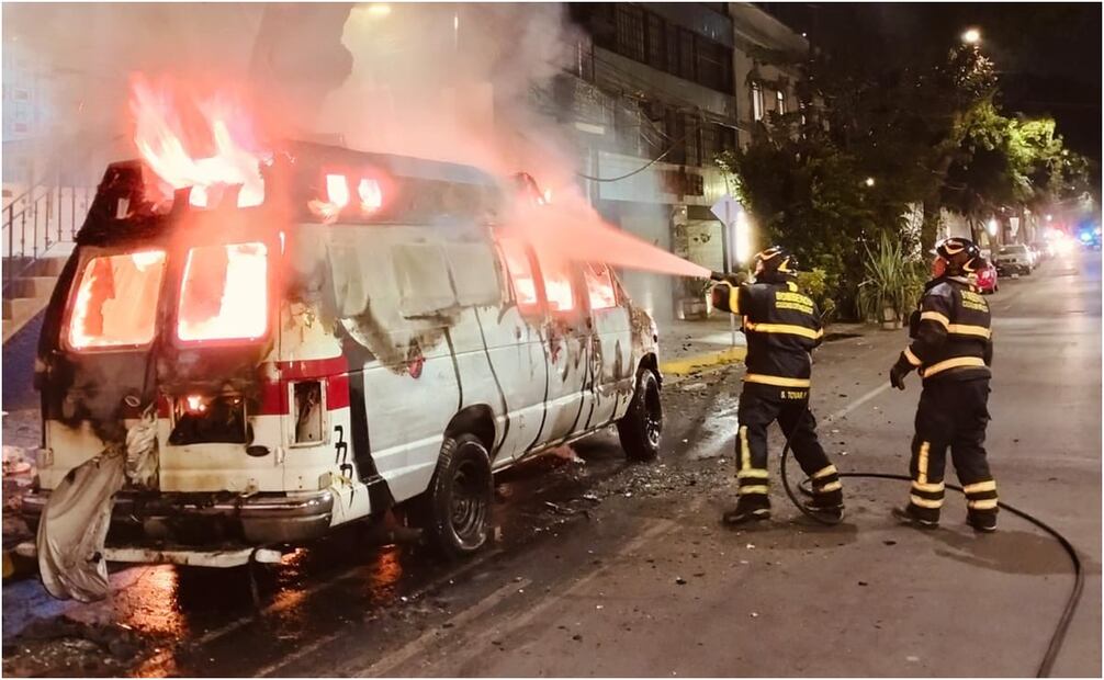 Incendio de camioneta en CDMX. Foto: @Bomberos_CDMX