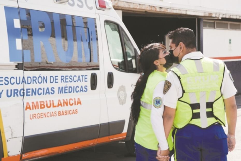 Paramédicos atendían Covid y hallan el amor en plena pandemia