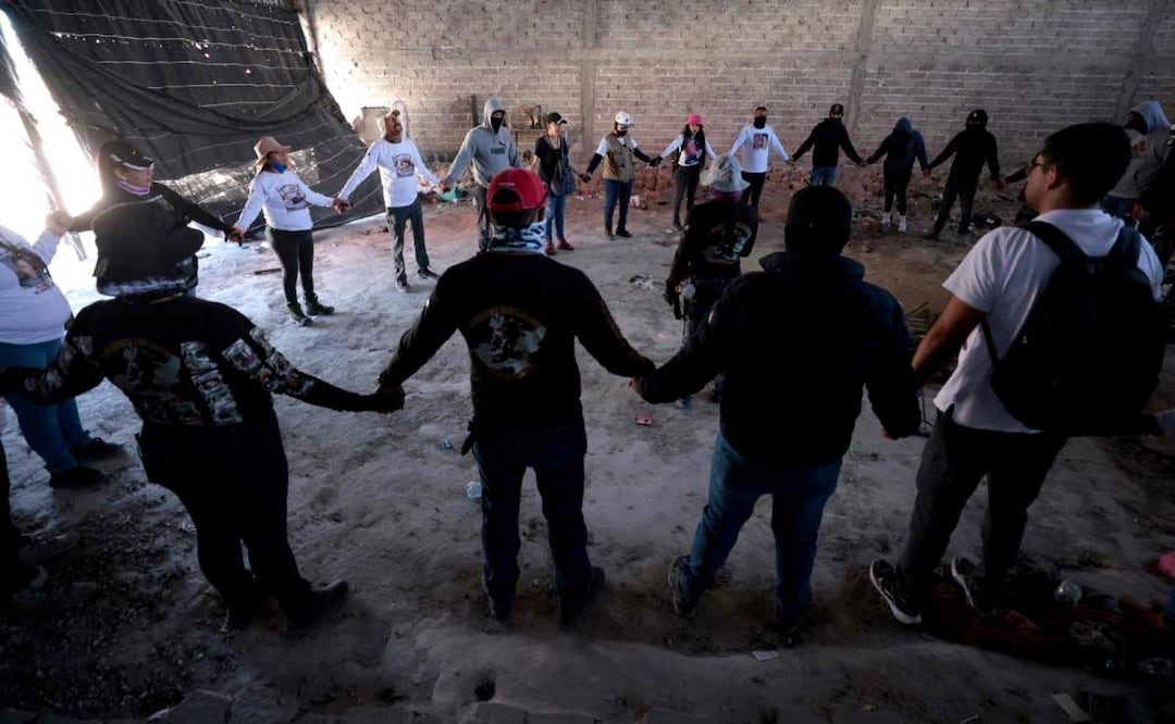 El hallazgo de los objetos ocurrió tras una llamada anónima que le hicieron al colectivo Guerreros Buscadores de Jalisco (07/03/2025). Foto: AFP