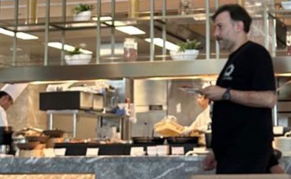 Desayuno de Andy López Beltrán y el diputado Daniel Asaf en el bufet del hotel Okura de Tokyo (26/07/2025). Foto: X @ClaudioOchoaH
