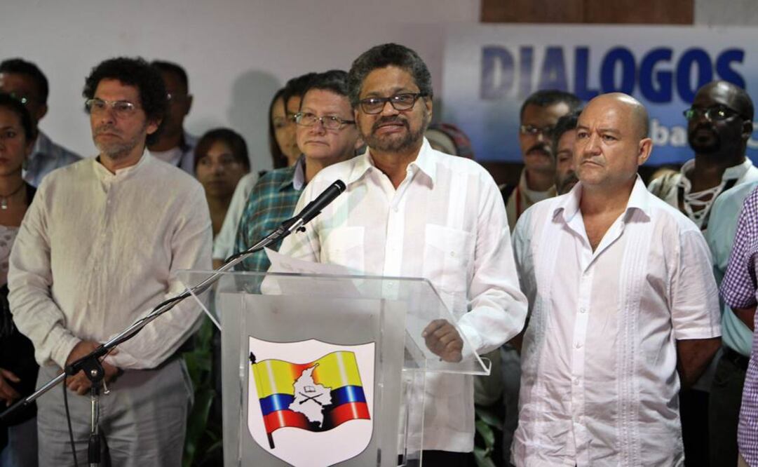 El segundo jefe de las FARC y líder de los delegados de la guerrilla, Luciano Marín (c), alias "Iván Márquez”, informó desde el Palacio de Convenciones de La Habana (Foto: EFE)