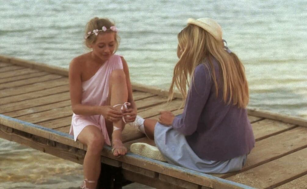 La manufactura de Bilitis ejemplifica muy bien las diferencias entre cine porno y erótico. Su director fue el fotógrafo David Hamilton, quien suavizó y perfeccionó las sensuales escenas, como si fueran delicadas pinturas, pero todavía explícitas. Además, la banda sonora estuvo a cargo de Francis Lai, reconocido compositor musical y galardonado con un Oscar. Foto: ESPECIAL/Tomada de internet.