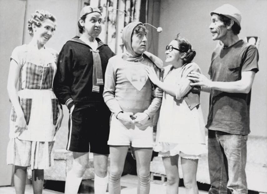 Gracias a que Gómez Bolaños escribía el guion de ambos programas, desde los primeros años de emisión se vio lo que ahora llaman crossover entre “El Chapulín Colorado” y “El Chavo del 8”. ESPECIAL.