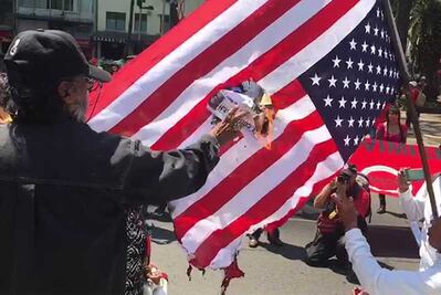 Queman bandera de EU frente a embajada en CDMX