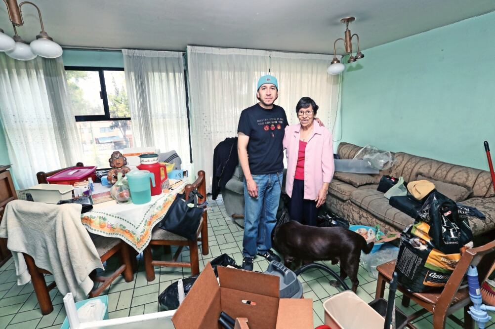 Óscar y su madre Tania volvieron a su departamento del Multifamiliar de Tlalpan, que tiene riesgo medio de colapso, porque en ningún otro sitio los aceptan con su perro Walker (ARIEL OJEDA. EL UNIVERSAL)