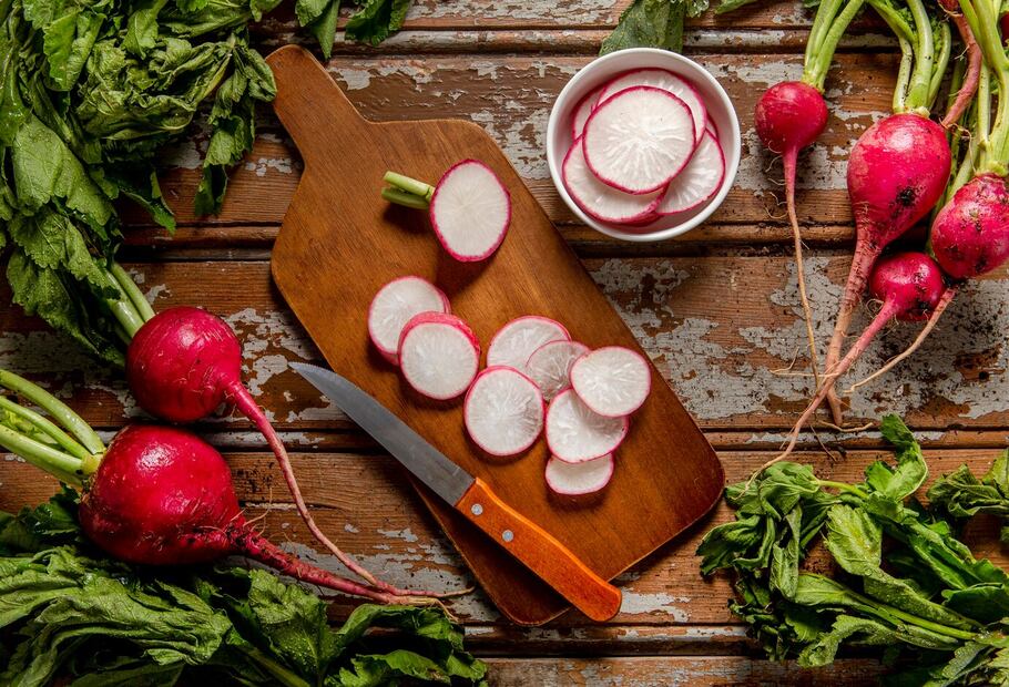 El rábano se puede comer fresco o en jugo. Foto: Freepik