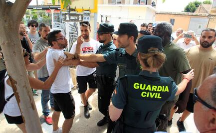 Detienen a líder de Deport Them Now que llamó a realizar una “cacería” de migrantes en España; el grupo incita al odio