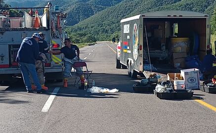 Volcadura de pipa y derrame de ácido nítrico provocan cierre de carretera en Sonora