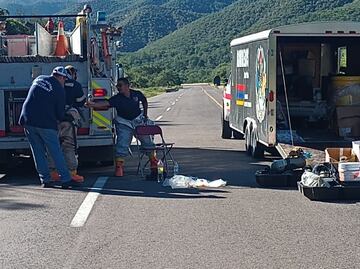 Volcadura de pipa y derrame de ácido nítrico provocan cierre de carretera en Sonora