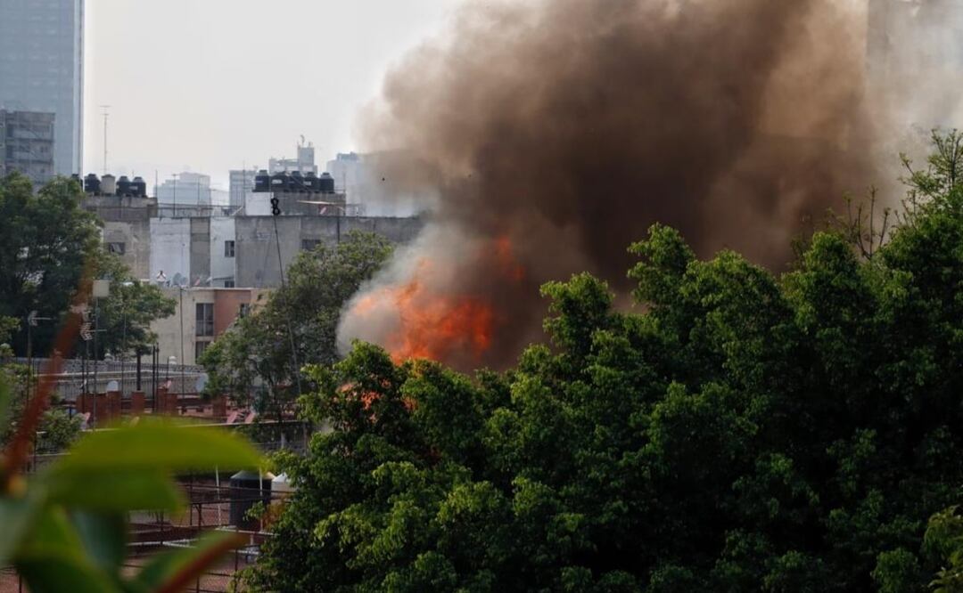 Incendio en Abraham Gonzales y Barcelona, en la colonia Juárez. Foto: Fernanda Rojas