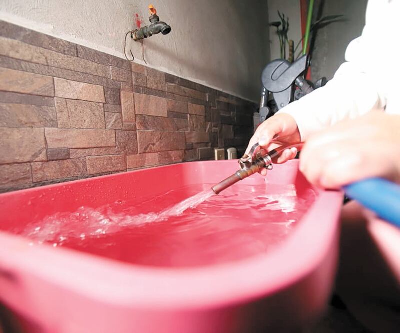 Las alcaldías GAM y Azcapotzalco dispondrán de tinacos para los habitantes que sufran el corte de agua por la Conagua. Foto: ARCHIVO EL UNIVERSAL