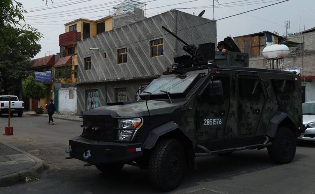 Un vehículo militar participa en el operativo de la Sedena, en una calle de la Ciudad de México. (Xinhua)