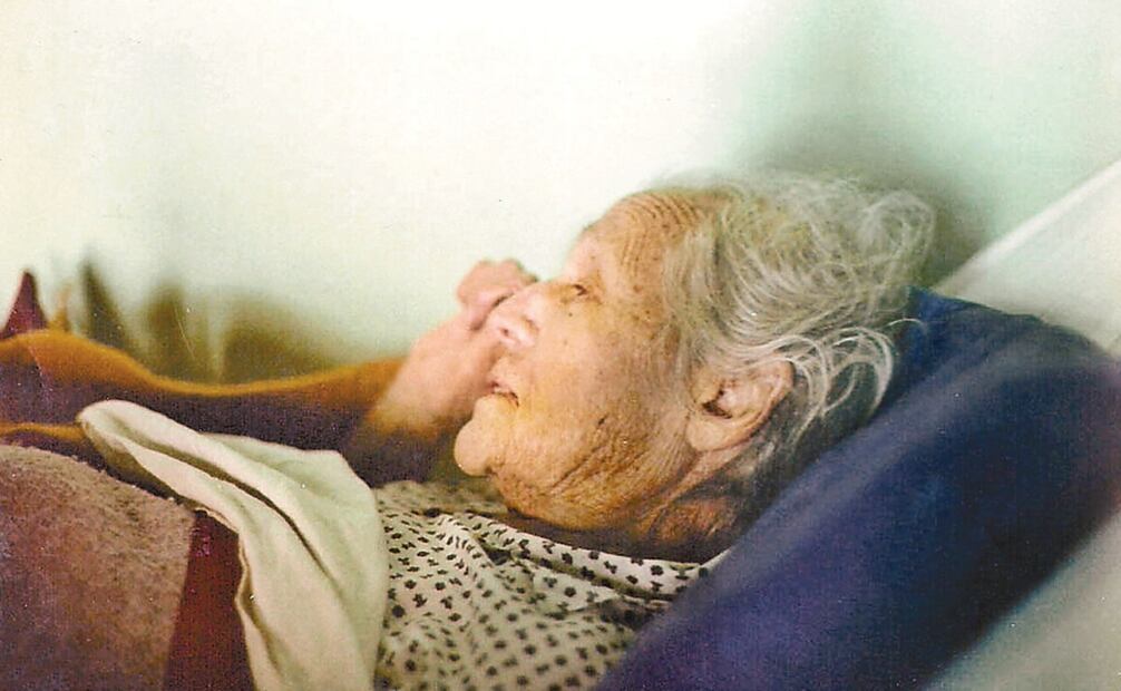 Luz Corral tenía 87 años durante la entrevista con Fernando Figueroa. “Estaba muy cansada y no tenía ganas de hablar. Entre las pocas frases que dijo, recuerdo una en especial: ‘Se batalla mucho en esta vida’”, se lee en el artículo. Foto: Fernando Figueroa/EL UNIVERSAL.