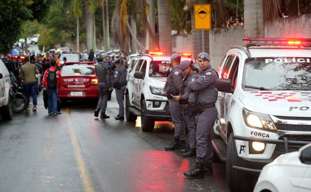 Policías resguardan la calle que va a una zona residencial en la que cayó un avión, en Vinhedo, en el estado de Sao Paulo, Brasil. Foto: AP