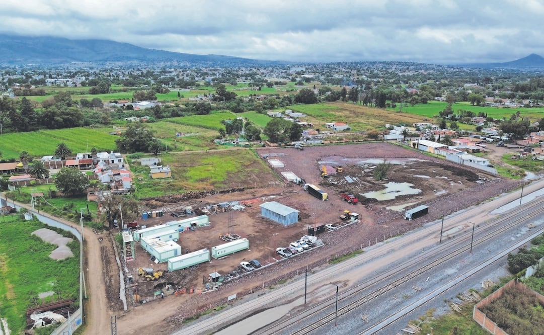 La base de Sedena se construye en el pueblo de Santa María Caliacac, a un costado de la calle Paso a Xalpa, como parte de las obras del Tren México-Querétaro. Foto: de ARTURO CONTRERAS. EL UNIVERSAL