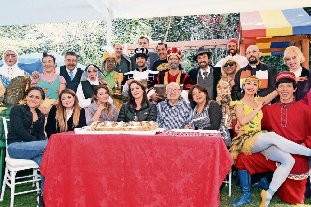 Jorge Ortiz de Pinedo y el elenco de sus obras se reunieron para partir la tradicional rosca de reyes (FOTOS: CARLOS MEJIA. EL UNIVERSAL)