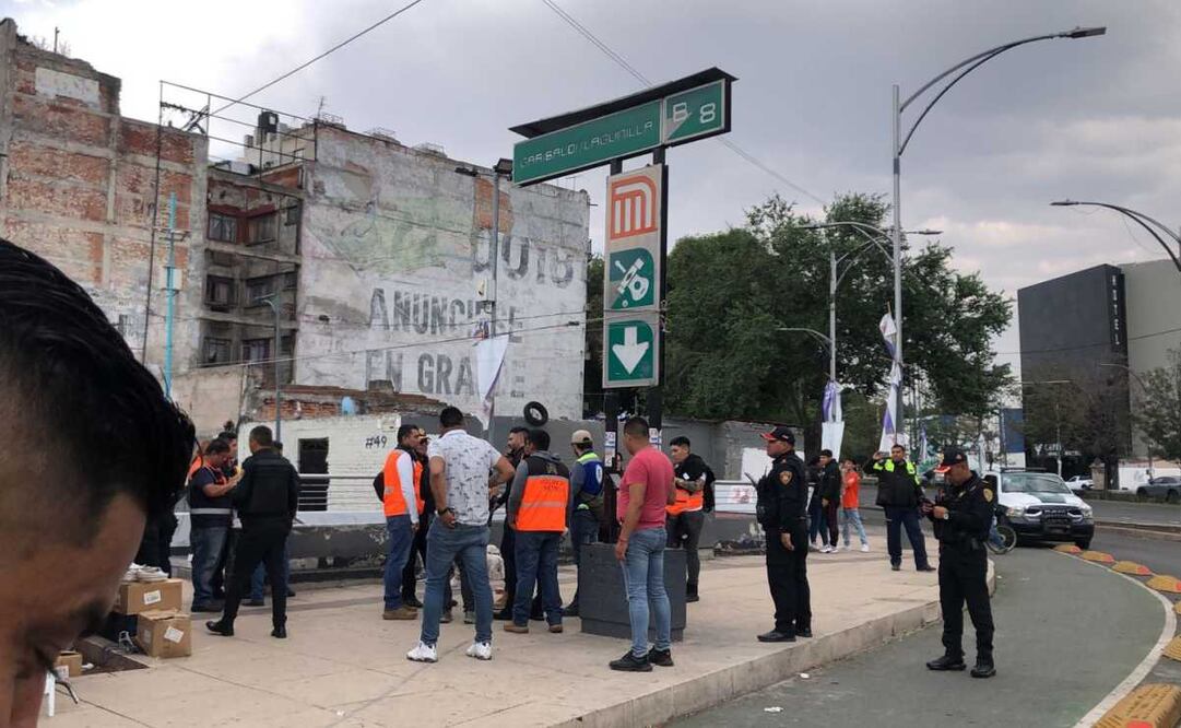 Paramédicos del Escuadrón de Rescate y Urgencias Médicas (ERUM) que arribaron al lugar lo estabilizaron, diagnosticaron con herida en clavícula y rodilla izquierda, por ello lo trasladaron a un hospital para su atención médica especializada. Foto: Especial