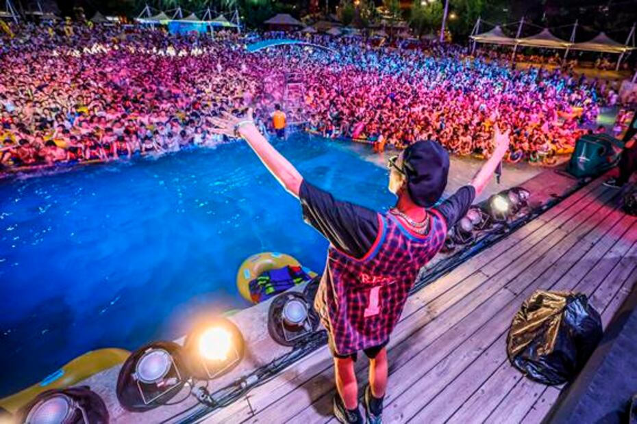 Miles asisten a macrofiesta tecno en Wuhan, donde comenzó la pandemia del Covid-19
