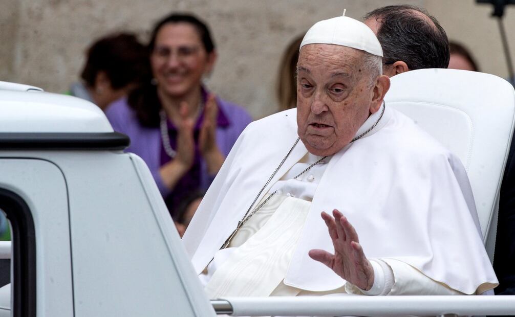 El papa Francisco saluda a los fieles tras la bendición Urbi et Orbi tras la misa de Pascua en la Plaza de San Pedro, en la Ciudad del Vaticano, el 20 de abril de 2025. Foto: EFE