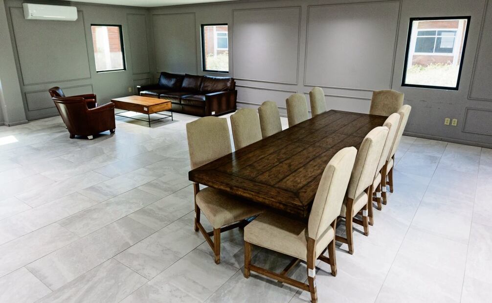 En los “búnkers”, el exgobernador podía disfrutar de una amplia sala y comedor con muebles costosos. (15/04/2025) Foto: Hugo Salvador | El Universal