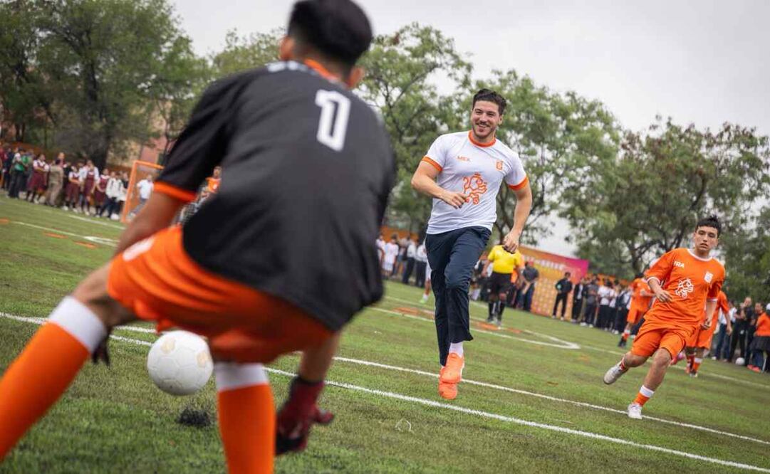Inauguran cancha de futbol en secundaria de Nuevo León / Foto: Especial