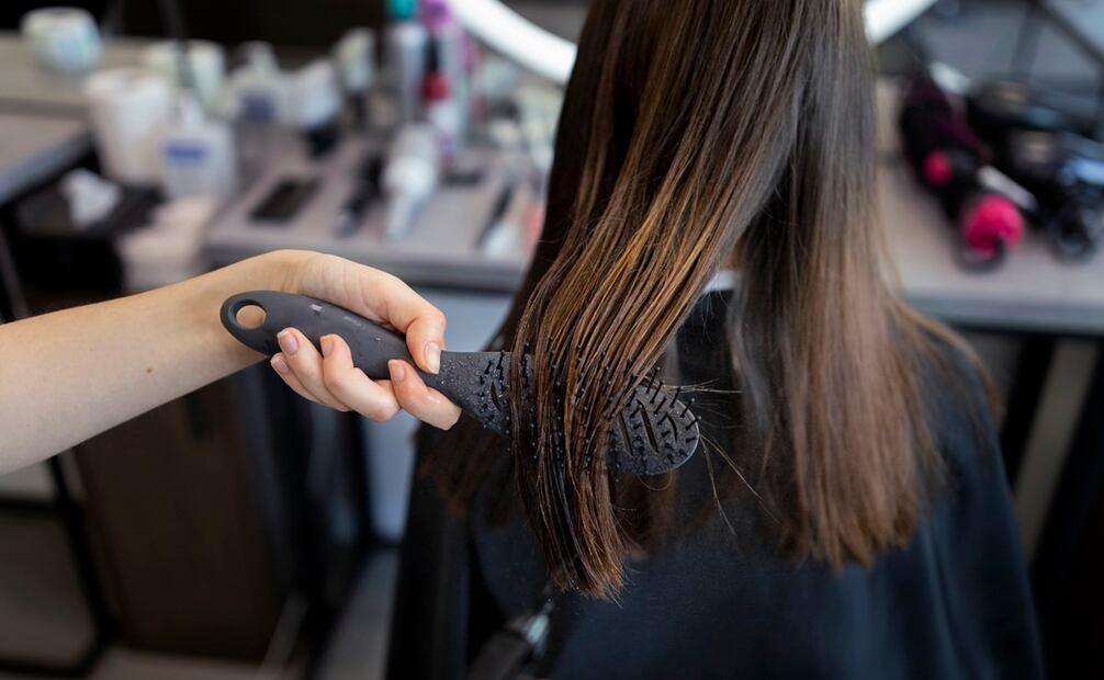 El cabello puede alaciarse con cepillados en húmedo. Foto: Freepik