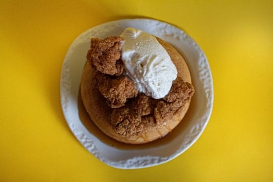 Conoce estos pancakes con pollo frito y helado por tiempo limitado