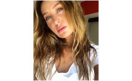 Geraldine Bazán deleita con sexys curvas en el mar 