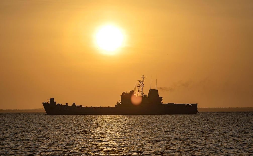 Fotografía de un buque de patrulla naval de la Armada desde el malecón del Lago de Maracaibo este miércoles, en Maracaibo (Venezuela). La estatal Petróleos de Venezuela (Pdvsa) aseguró que las exportaciones de crudo y sus derivados “se desarrollan con normalidad”, después de que Estados Unidos ordenara “el bloqueo total y completo de todos los petroleros sancionados que entren y salgan” del país suramericano. Foto: EFE