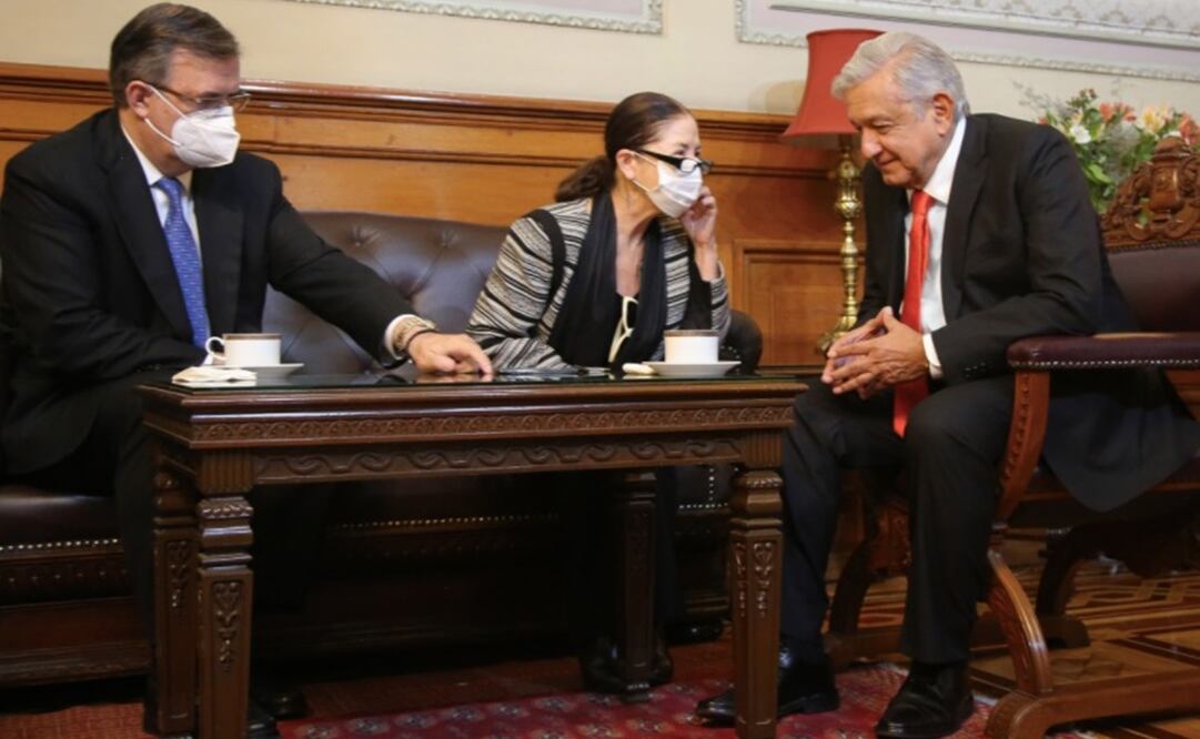 El presidente López Obrador estuvo acompañado en la conversación telefónica en su oficina de Palacio Nacional por Marcelo Ebrard. Foto: Twitter @lopezobrador_
