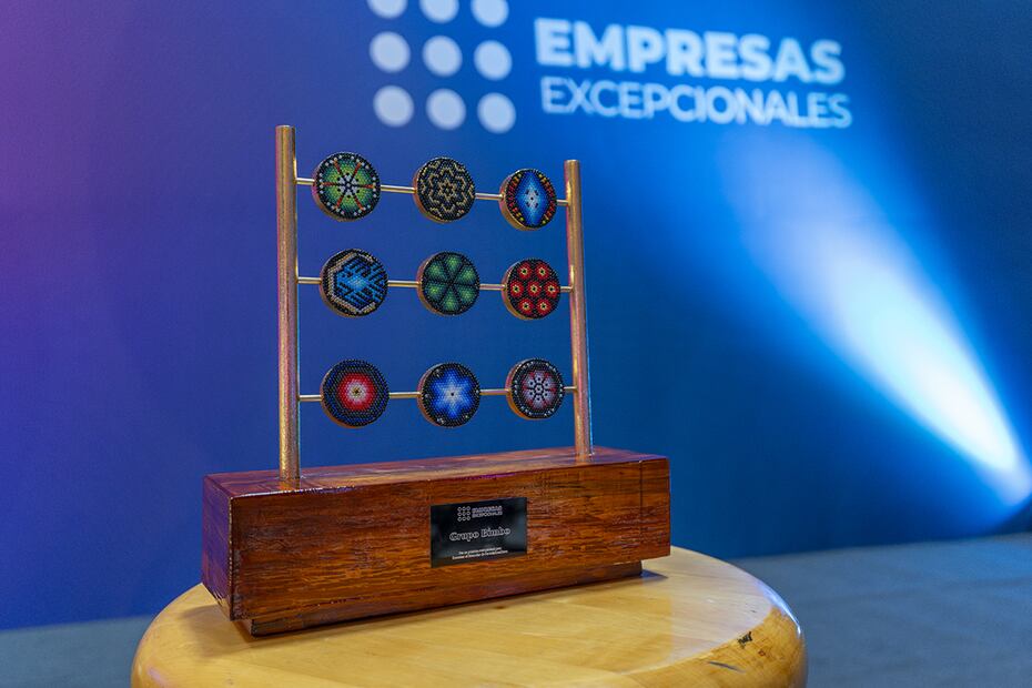 El trofeo de Empresas Excepcionales 2025, con un diseño artesanal inspirado en la cultura mexicana, simboliza la excelencia empresarial.