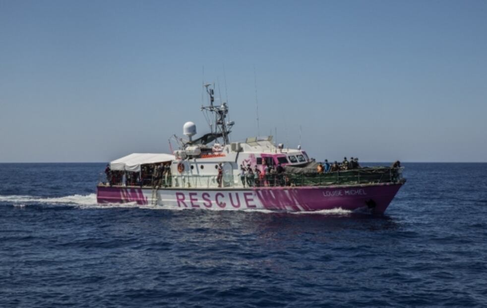 Tras rescate masivo de inmigrantes, el barco financiado por Banksy pide ayuda; hay un muerto a bordo