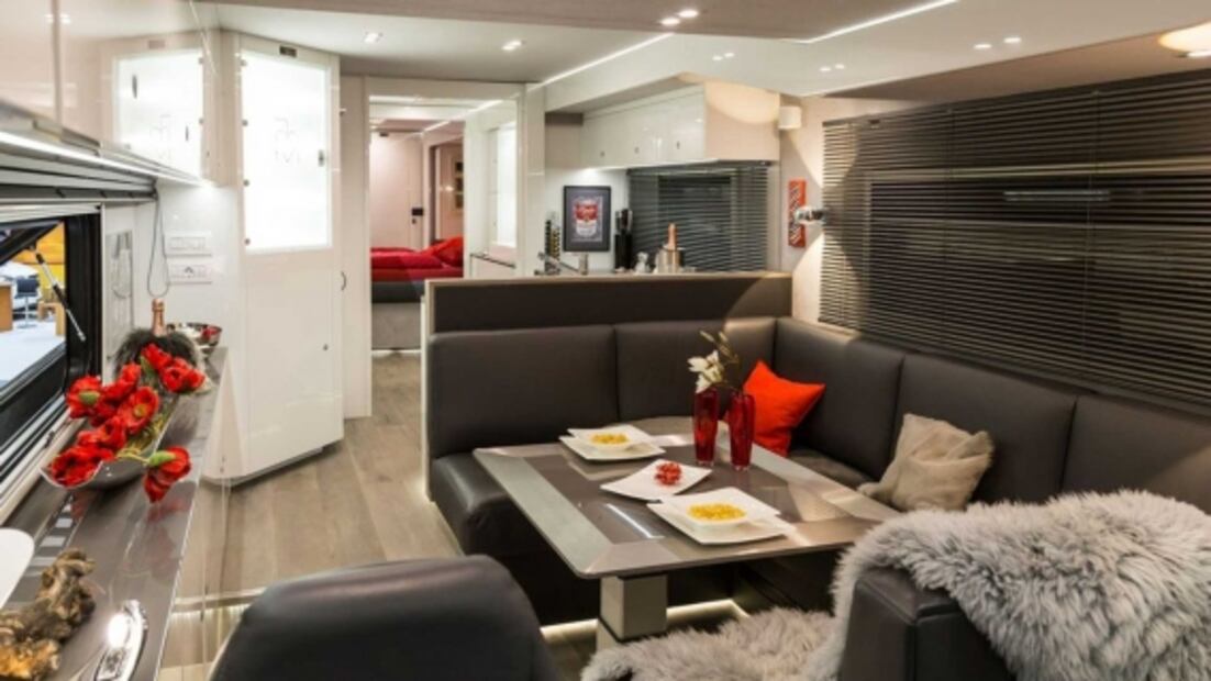 Conoce la casa rodante de lujo con espacio para guardar un Bugatti