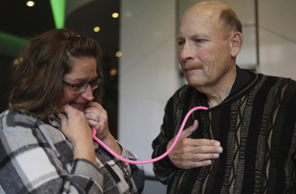 Madre escucha el corazón de su difunta hija donado en trasplante