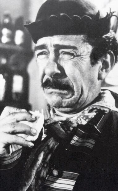 Armando Soto “Chicote” tuvo varias intervenciones donde su personaje salía alcoholizado. A forma de broma, este diario comentó que el cómico "ya no necesita ingerir alcohol, ahora nada más cuando se toma una Coca-Cola, se agita y ya está la cuba libre”. Foto: ESPECIAL.