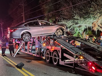 Nissan Altima usa una madrina de autos nuevos como rampa y genera un accidente