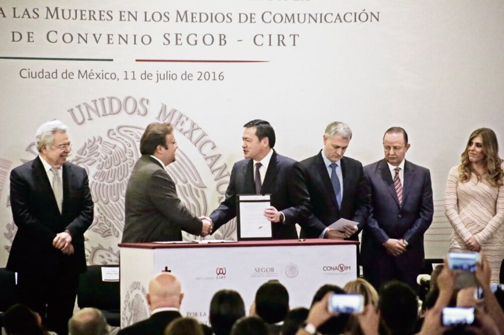 El secretario de Gobernación, Miguel Ángel Osorio Chong, estrecha la mano del presidente del consejo de Administración de la Cámara Nacional de la Indust r ia de la Radio y Televisión (CIRT), Édgar Pereda (ALEJANDRA LEYVA. EL UNIVERSAL)