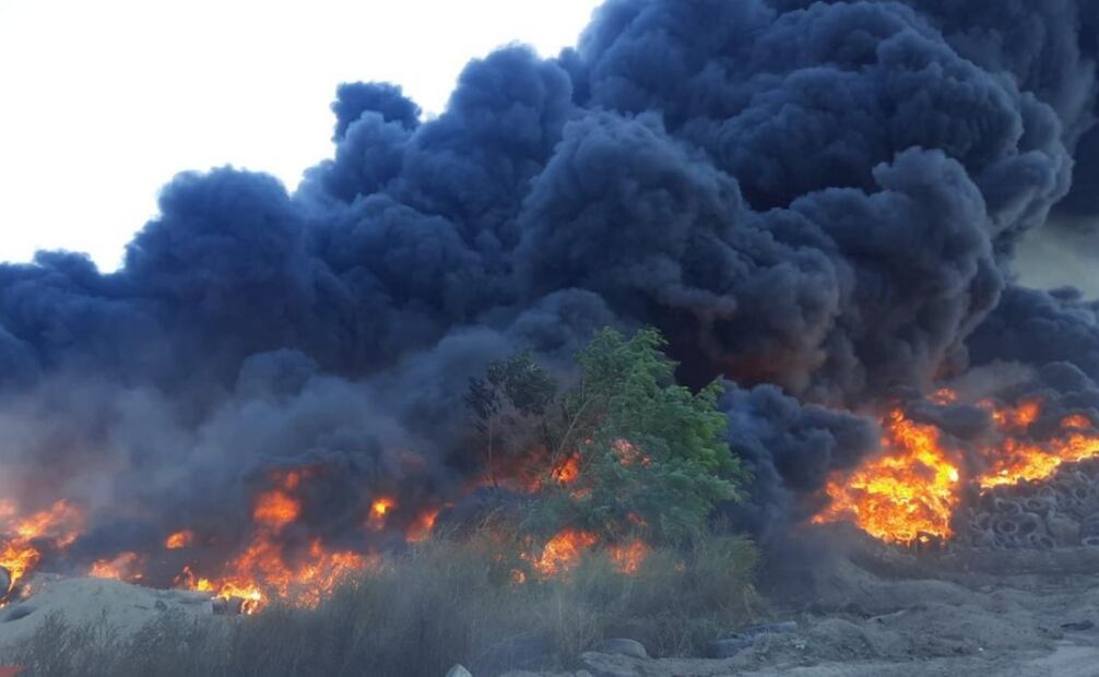 El incendio, principalmente de llantas, fue reportado por Protección Civil Estatal (25/11/2024). Foto: Especial