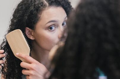 Dile adiós a los nudos del pelo con estos desenredantes caseros