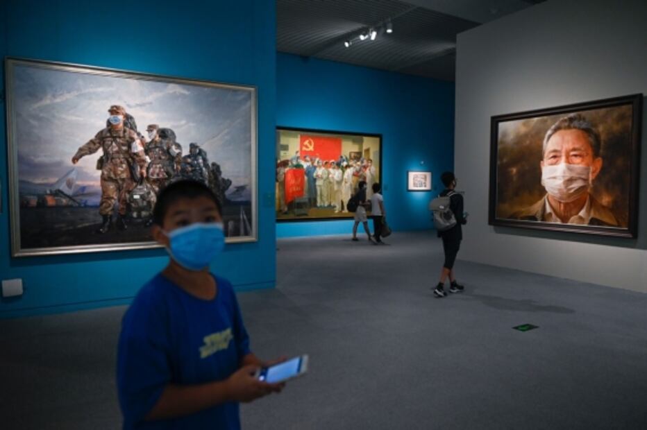 Exposición enaltece la lucha del gobierno chino contra el Covid-19
