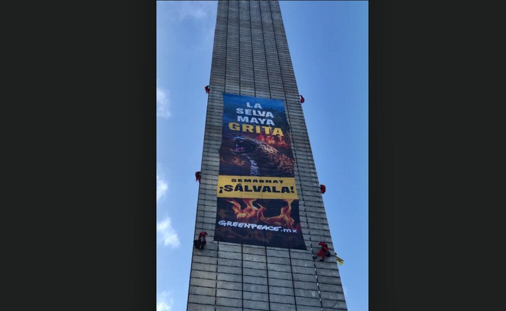 Nueve activistas de Greenpeace escalaron 70 metros de la Estela de Luz para desplegar una manta con la leyenda: “La Selva Maya grita, Semarnat ¡Sálvala!” en la Ciudad de México, el martes 23 de septiembre de 2025. Foto: Diego Simón/EL UNIVERSAL