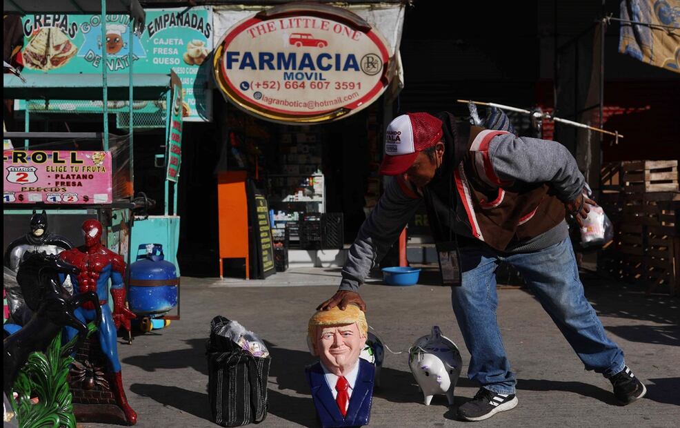 Vendedores ofrecen alcancías del presidente Donald Trump en la garita de San Ysidro, que divide a México y Estados Unidos, el 22 de enero de 2025. Foto: Diego Simón Sánchez