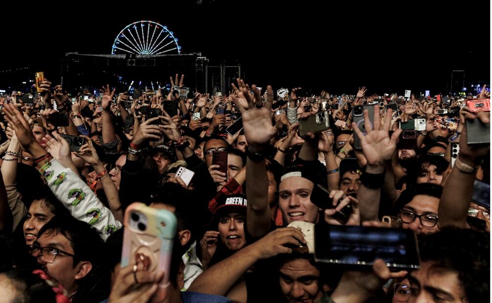 Desde ese momento todo fue fiesta, los típicos empujones, los jaloneos, los brincos por parte del público. Mientras el Billie Joe Armstrong se divertía casi indiferente, como si fuese una rutina para el, como si fuese un día de campo. Foto: de Yaretzy M. Osnaya / EL UNIVERSAL