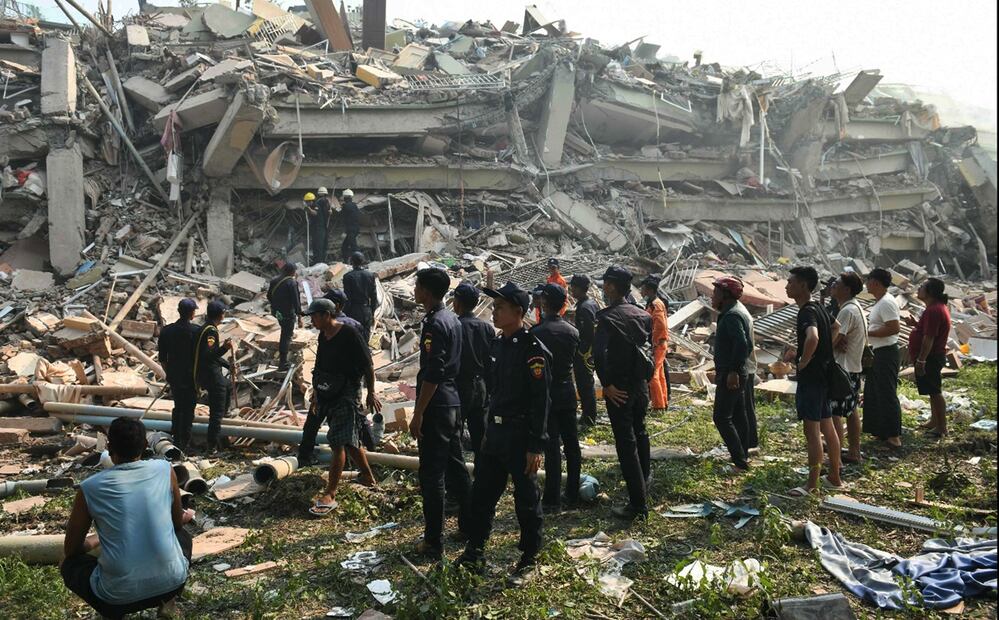 Rescatistas buscan supervivientes atrapados en el derrumbe del edificio Sky Villa Condominium en Mandalay, M yanmar, el 29 de marzo de 2025. Foto: AFP