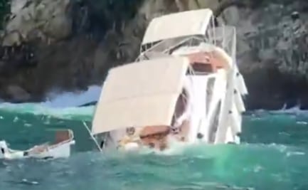 VIDEO Naufragio en Acapulco: Yate se hunde tras chocar contra rocas de La Quebrada; turistas fueron rescatados por clavadistas