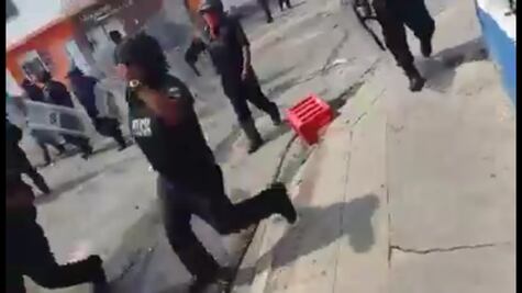 Normalistas se enfrentan con policías en Chiapas