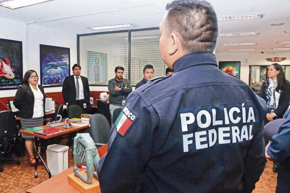 Actuación. Cinco policías federales ubicaron un camión en el que viajaba un hombre con una menor; al rastrearla supieron que tenía reporte de desaparecida. (ESPECIAL)