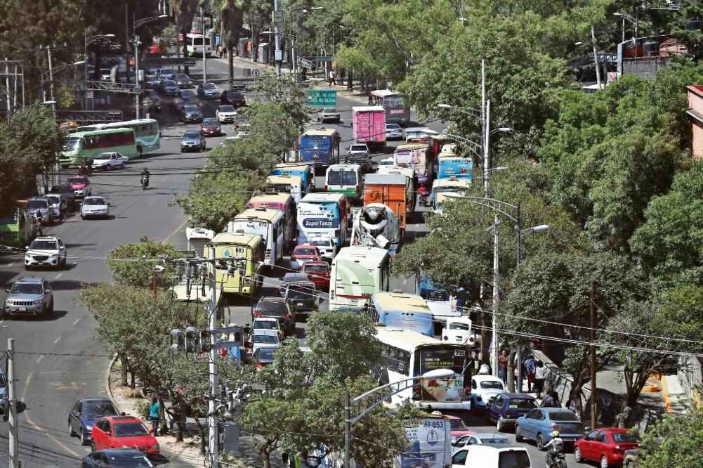 La zona del paradero es el único paso que tienen los automovilistas que transitan por avenida San Jerónimo y buscan llegar a Insurgentes o Revolución; lo es también para quienes provienen del Ajusco o de Jardines del Pedregal. Foto: IRVIN OLIVARES.