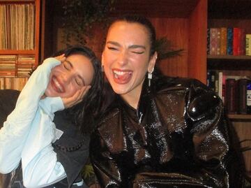 Dua Lipa y Rosalía juntas con looks muy “Motomamis”