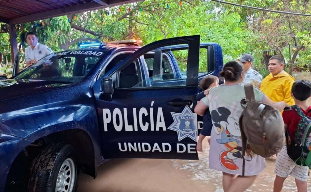 Cuerpos de auxilio tuvieron que evacuan a 47 personas ya que sus viviendas de inundaron.
Foto: Especial.